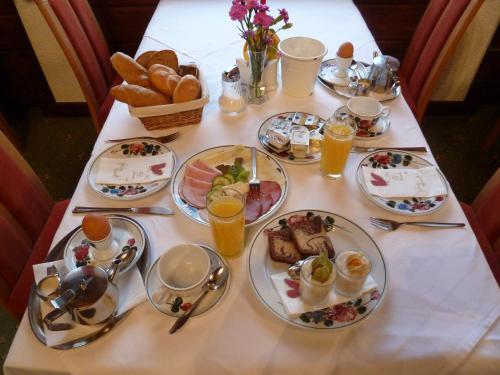 uma mesa com pratos de comida para o pequeno almoço em Pension Schöne Aussicht em Kuchl