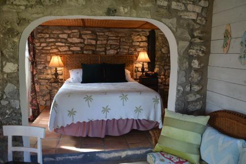 Кровать или кровати в номере Pigeon Cay Beach Club