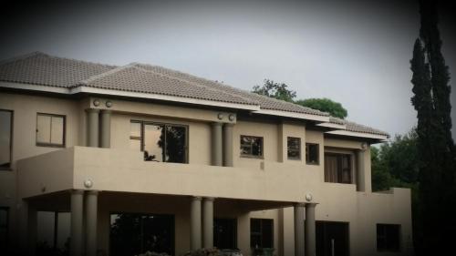 Bangunan di mana terletaknya rumah tamu ini
