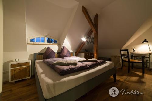 ein Schlafzimmer mit einem Bett und einem Tisch in einem Zimmer in der Unterkunft Villa Dohna - Apartment Wedelstam in Leipzig