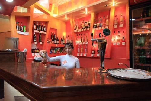 una mujer parada detrás de un bar en una licorería en Maxima en Kamianets-Podilskyi