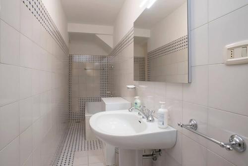 Phòng tắm tại Vasco Pratolini Apartment