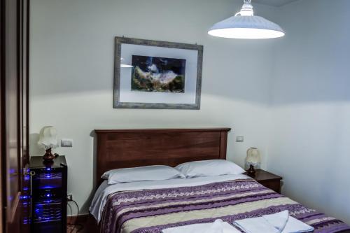 um quarto com uma cama e uma fotografia na parede em "La Grancia" Country House em Treia