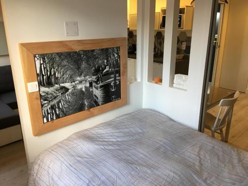 1 dormitorio con 1 cama y 2 espejos en Lespinet, en Toulouse