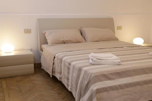 ヴェネツィアにあるVenice Flat S'Elenaのベッドルーム1室(ベッド1台、タオル2枚付)