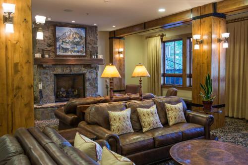a living room filled with furniture and a fireplace at The Lodge at Mountaineer Square in Mount Crested Butte