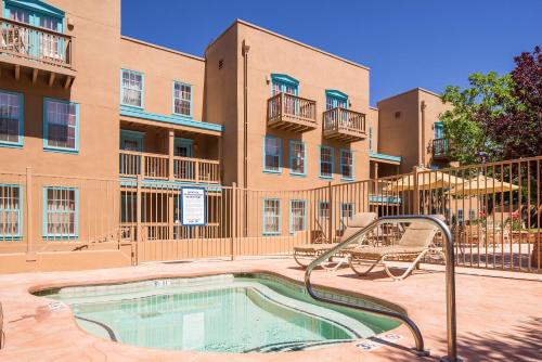 a building with a swimming pool in front of a building at Hilton Vacation Club Villas de Santa Fe in Santa Fe