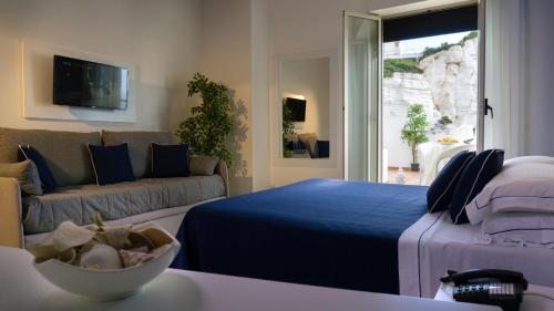 - un salon avec un lit et un canapé dans l'établissement Hotel Scialara, à Vieste