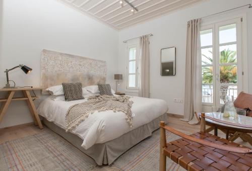Postel nebo postele na pokoji v ubytování Amymone Suites