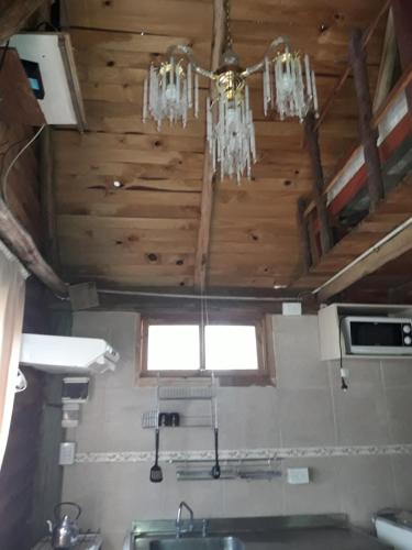 bagno con soffitto con lampadario pendente di Cabañas Lagos Dos Molinos a Marcos Paz