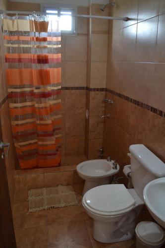 y baño con aseo, lavabo y ducha. en Dpto Horneros en Concepción del Uruguay