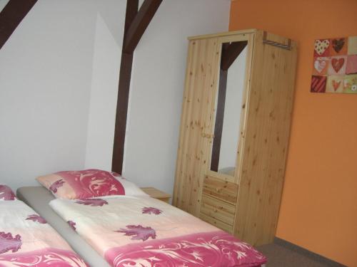 a small room with two beds and a mirror at Zimmervermietung Schönfließer Stuben auch für Monteure in Eisenhüttenstadt