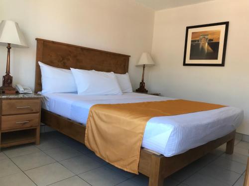 Кровать или кровати в номере Hotel Guillen Jr