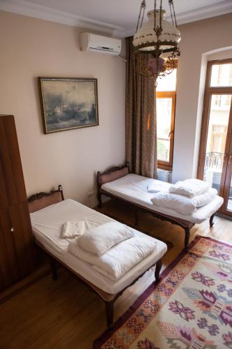 Una cama o camas en una habitación de Chambers of the Boheme