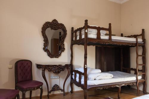 Una cama o camas en una habitación de Chambers of the Boheme