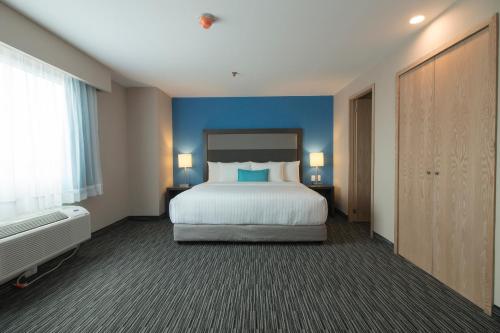 Letto o letti in una camera di CHN Hotel Monterrey Aeropuerto, Trademark by Wyndham