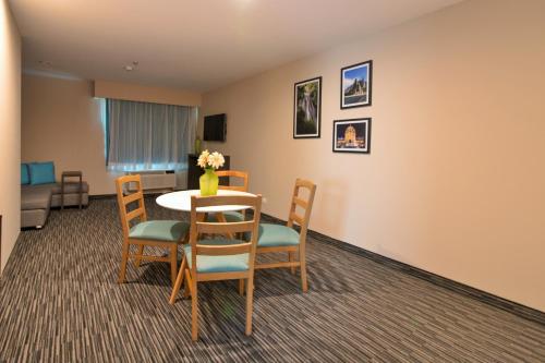Area soggiorno di CHN Hotel Monterrey Aeropuerto, Trademark by Wyndham