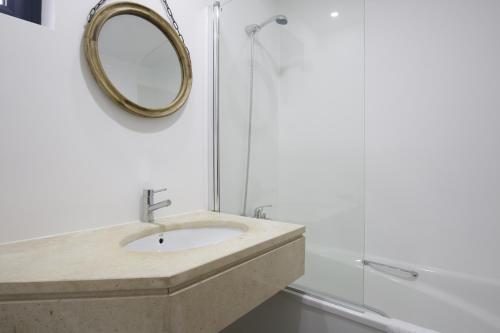 Bilik mandi di Baixa Hotel