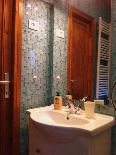 ラ・サルにあるCharming Chaletのバスルーム(洗面台、鏡付)
