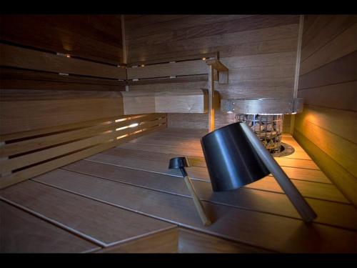 un sauna vide avec un objet noir sur le sol dans l'établissement Heaven, à Pori