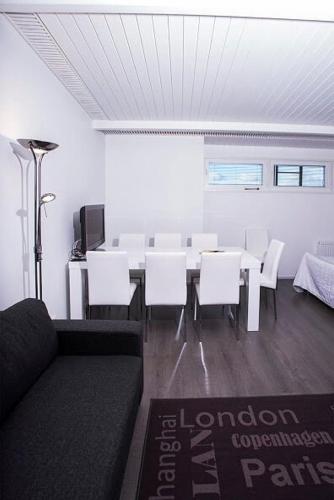 une salle à manger avec une table et des chaises blanches dans l'établissement Heaven, à Pori
