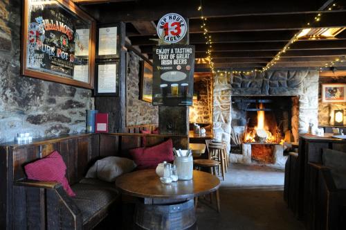 un ristorante con divano, tavoli e camino di Coach Field Camp a Camp