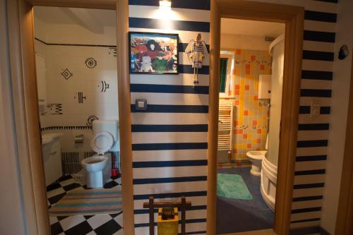 a bathroom with a blue and white striped wall at Apartmani Galić in Ploče