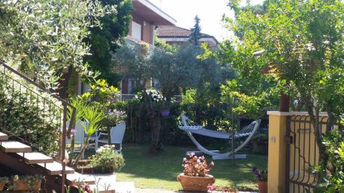 a garden with a hammock in the yard at A Casa Di Gabri in San Giovanni in Marignano