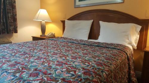 Katil atau katil-katil dalam bilik di Flamingo Inn Long Beach