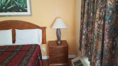 Katil atau katil-katil dalam bilik di Flamingo Inn Long Beach