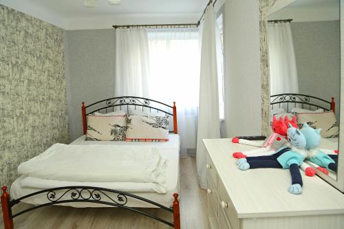カリーニングラードにあるАпартаменты у Верхнего озера Делюксのベッドルーム(ベッド2台、動物の詰め物付)