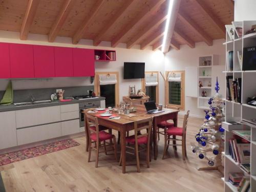 una cucina con tavolo in legno e albero di Natale di da Meri tra le colline del prosecco DOCG locazione turistica a Farra di Soligo