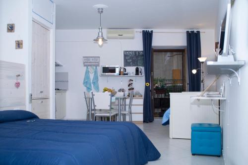 パレルモにあるMediterraneoのベッドルーム(青いベッド1台付)、キッチン