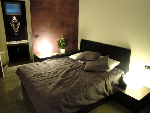 アスティにあるRelais Cattedraleのベッドルーム1室(大型ベッド1台、ランプ2つ付)