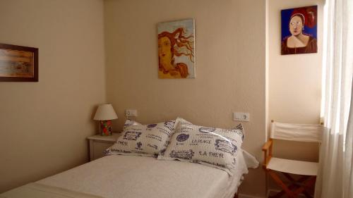 バレンシアにあるPreciosa Casaのベッドルーム1室(枕付)