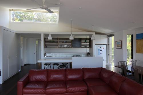 uma sala de estar com um sofá vermelho numa cozinha em Seaview Lorne em Lorne
