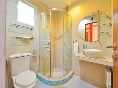 La salle de bains est pourvue d'une douche, de toilettes et d'un lavabo. dans l'établissement Villa Sunset Boracay, à Boracay