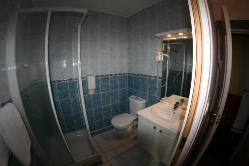 Een badkamer bij Hôtel Saint-Marc