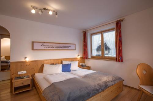 Schlafzimmer mit einem Bett und einem Fenster in der Unterkunft Ferienhof Stadlpoint in Ried im Zillertal