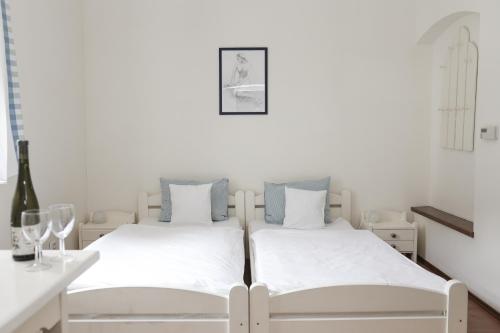 Una cama o camas en una habitación de Dubina