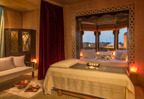 Postel nebo postele na pokoji v ubytování Suryagarh Jaisalmer