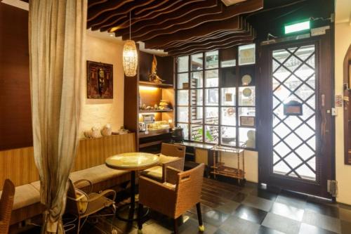 a dining room with a table and chairs and a window at 日月潭水社海民宿 in Yuchi