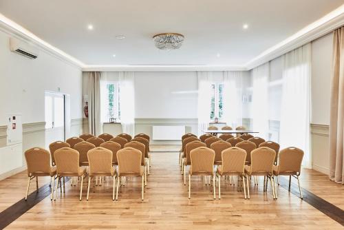 an empty room with a row of chairs in a classroom at Zajazd Podzamcze in Fałków