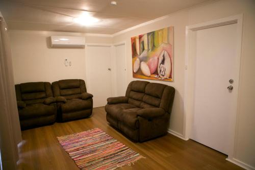 two chairs and a couch in a living room at Breakaway Views 374 ALP ST in Coober Pedy