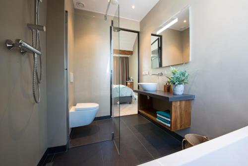 Ein Badezimmer in der Unterkunft Duinvilla Aan de Zee B&B