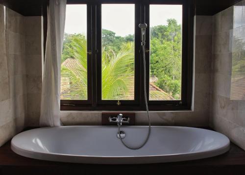 Ett badrum på Saren Indah Hotel - CHSE Certified
