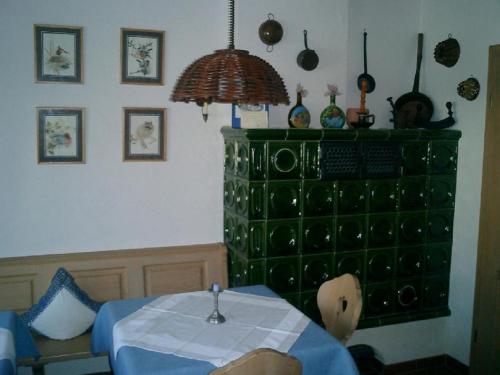 een kamer met een groene dressoir en een tafel met bij Gästehaus Zehntgraf in Wipfeld