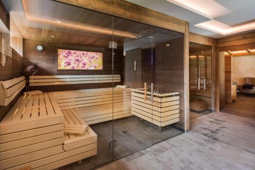 a sauna with a glass wall in a room at Pepi's Suites - Lechtal Apartments in Holzgau