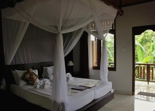 Tempat tidur dalam kamar di Saren Indah Hotel - CHSE Certified