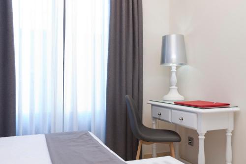 Una cama o camas en una habitación de Hotel Carlos V